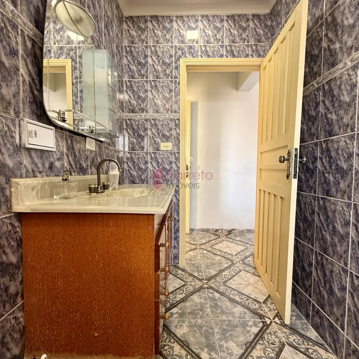 CASA COM SALÃO COMERCIAL À VENDA NO BAIRRO TULIPAS – JUNDIAÍ/SP