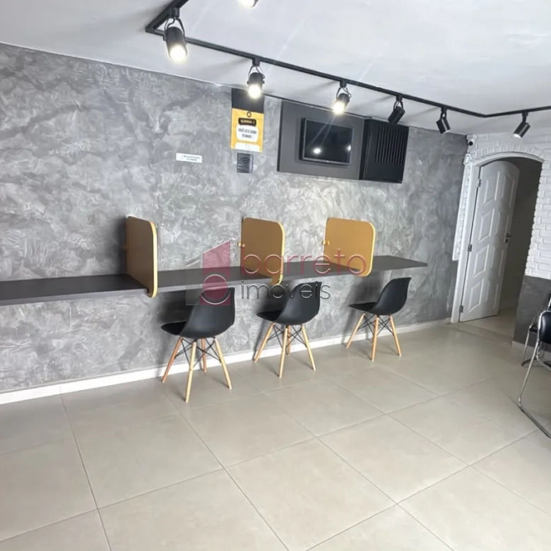 CASA COMERCIAL COM ESTRUTURA DE COWORKING À VENDA NO ANHANGABAÚ EM JUNDIAÍ/SP