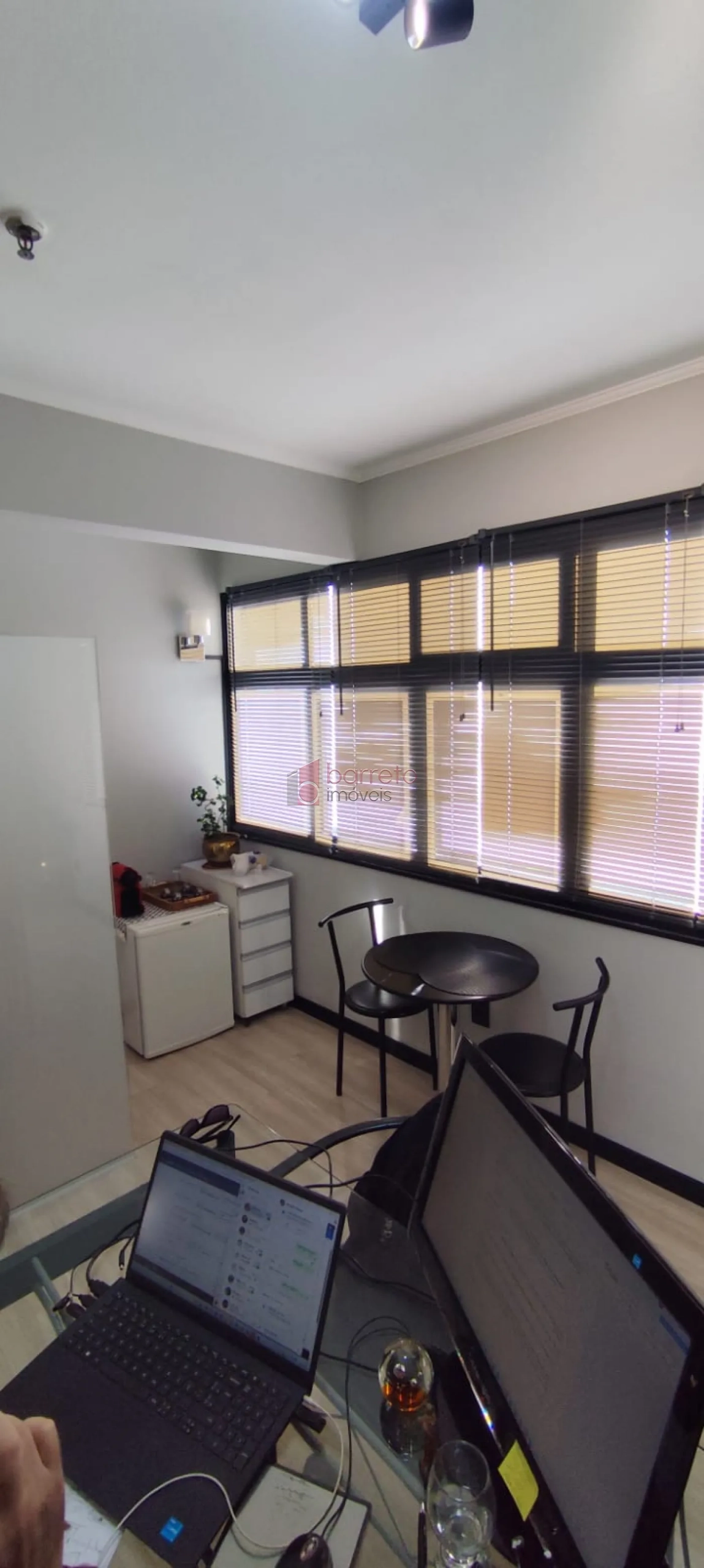 SALA COMERCIAL PARA LOCAÇÃO NO EDIFÍCIO MILÃO NO CENTRO – JUNDIAÍ/SP