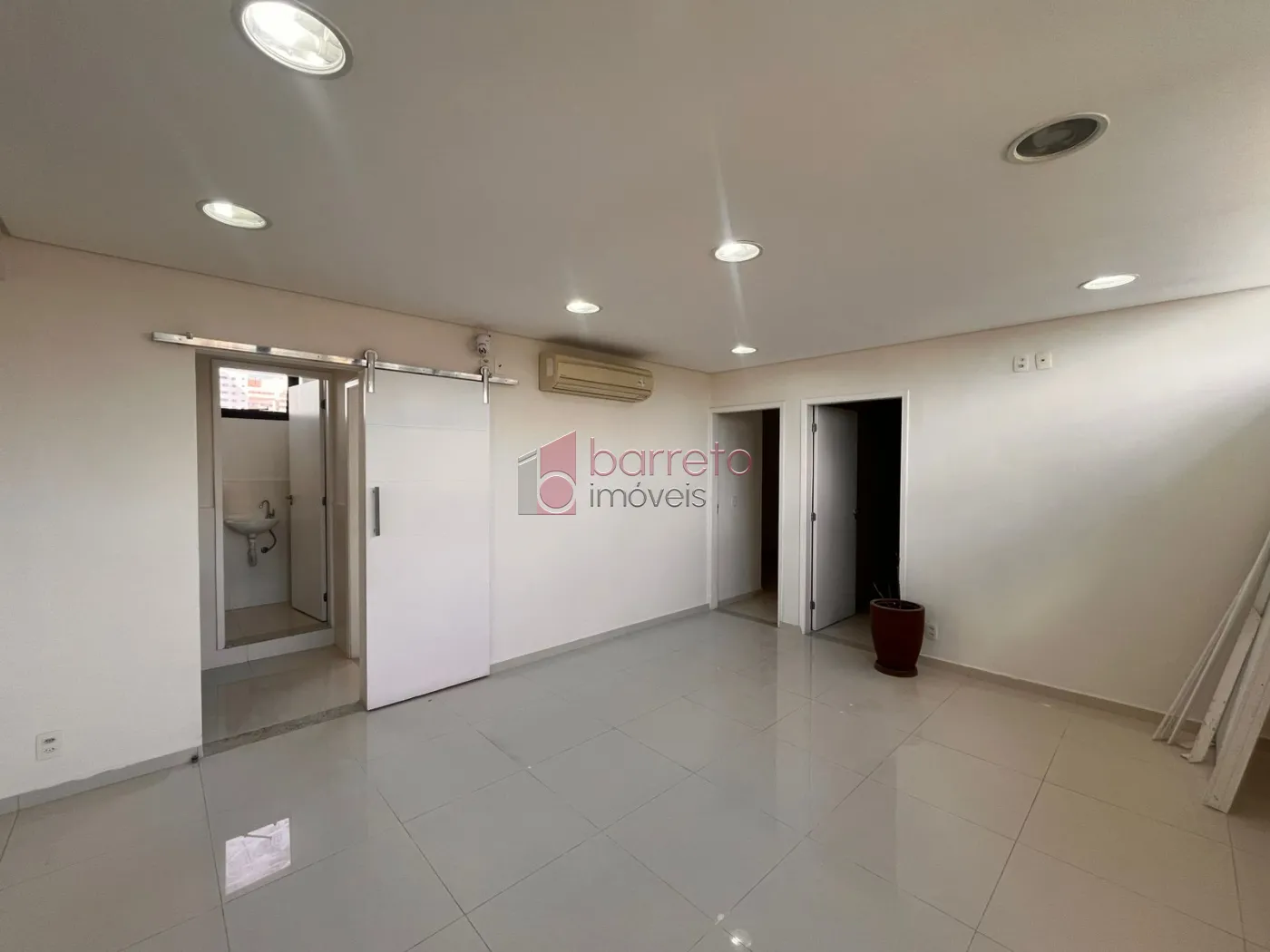 SALA COMERCIAL NO EDIFÍCIO SAINT PIERRE – JUNDIAÍ/SP