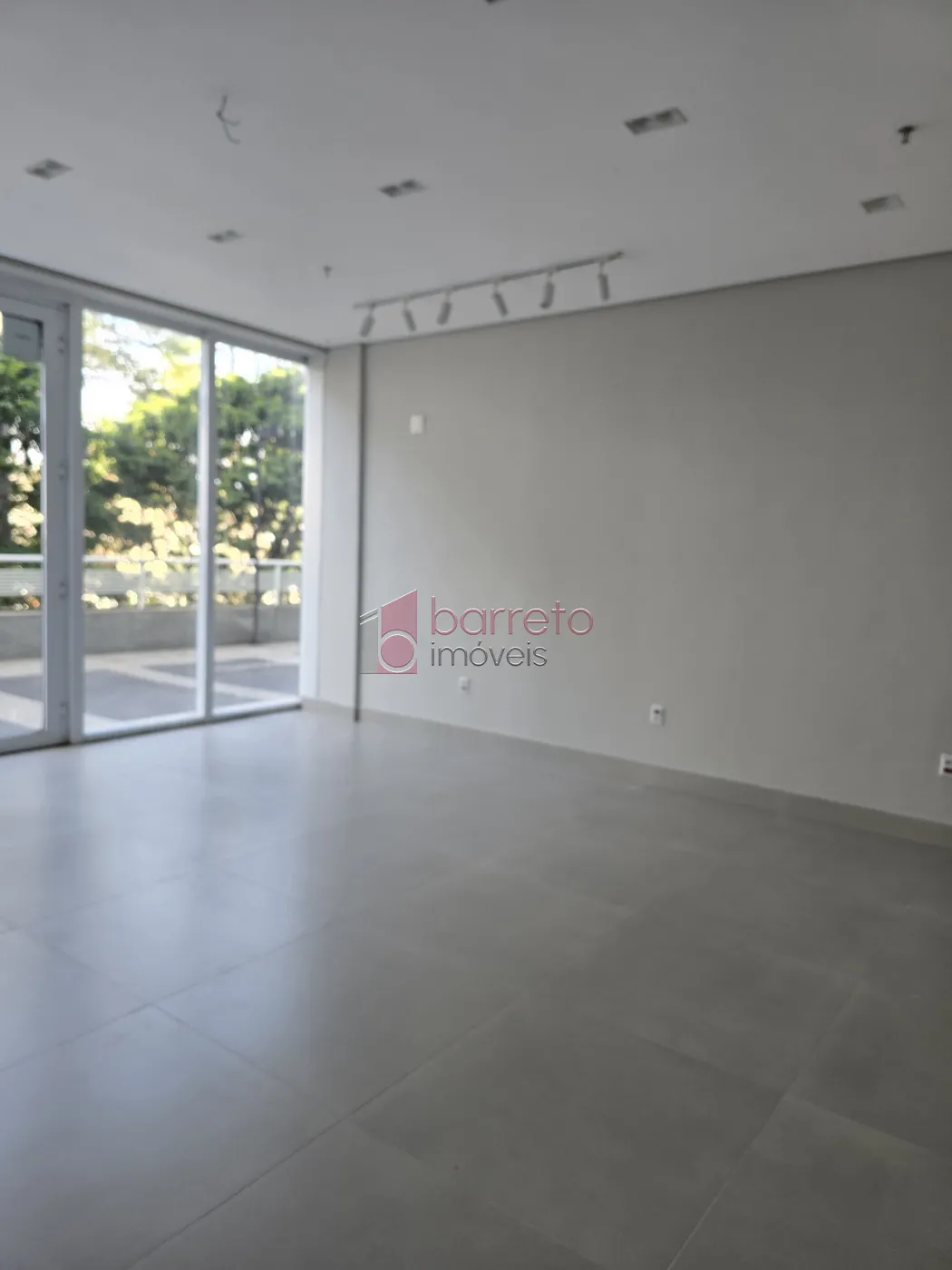 SALA TÉRREA PARA LOCAÇÃO E VENDA NO EDIFÍCIO GOLDEN OFFICE BUSINESS & MALL – JUNDIAÍ/SP