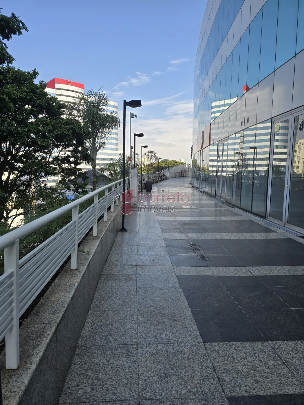 SALA TÉRREA PARA LOCAÇÃO E VENDA NO EDIFÍCIO GOLDEN OFFICE BUSINESS & MALL – JUNDIAÍ/SP