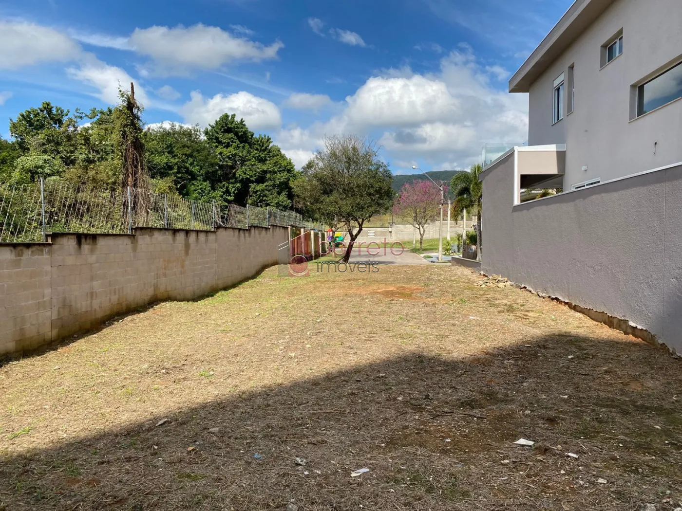 TERRENO PLANO À VENDA NO CONDOMÍNIO QUINTA DAS ATÍRIAS EM JUNDIAÍ/SP