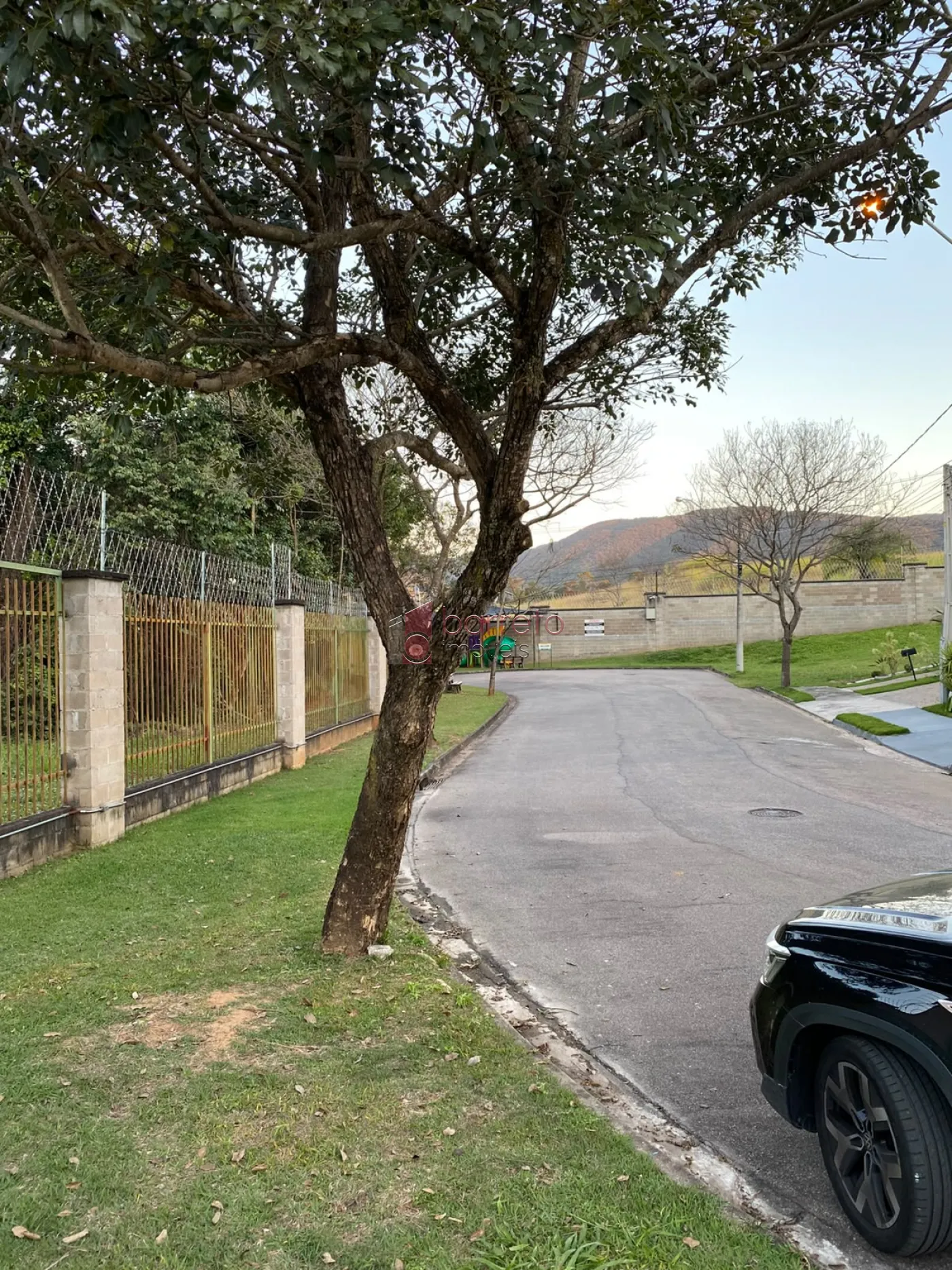 TERRENO PLANO À VENDA NO CONDOMÍNIO QUINTA DAS ATÍRIAS EM JUNDIAÍ/SP