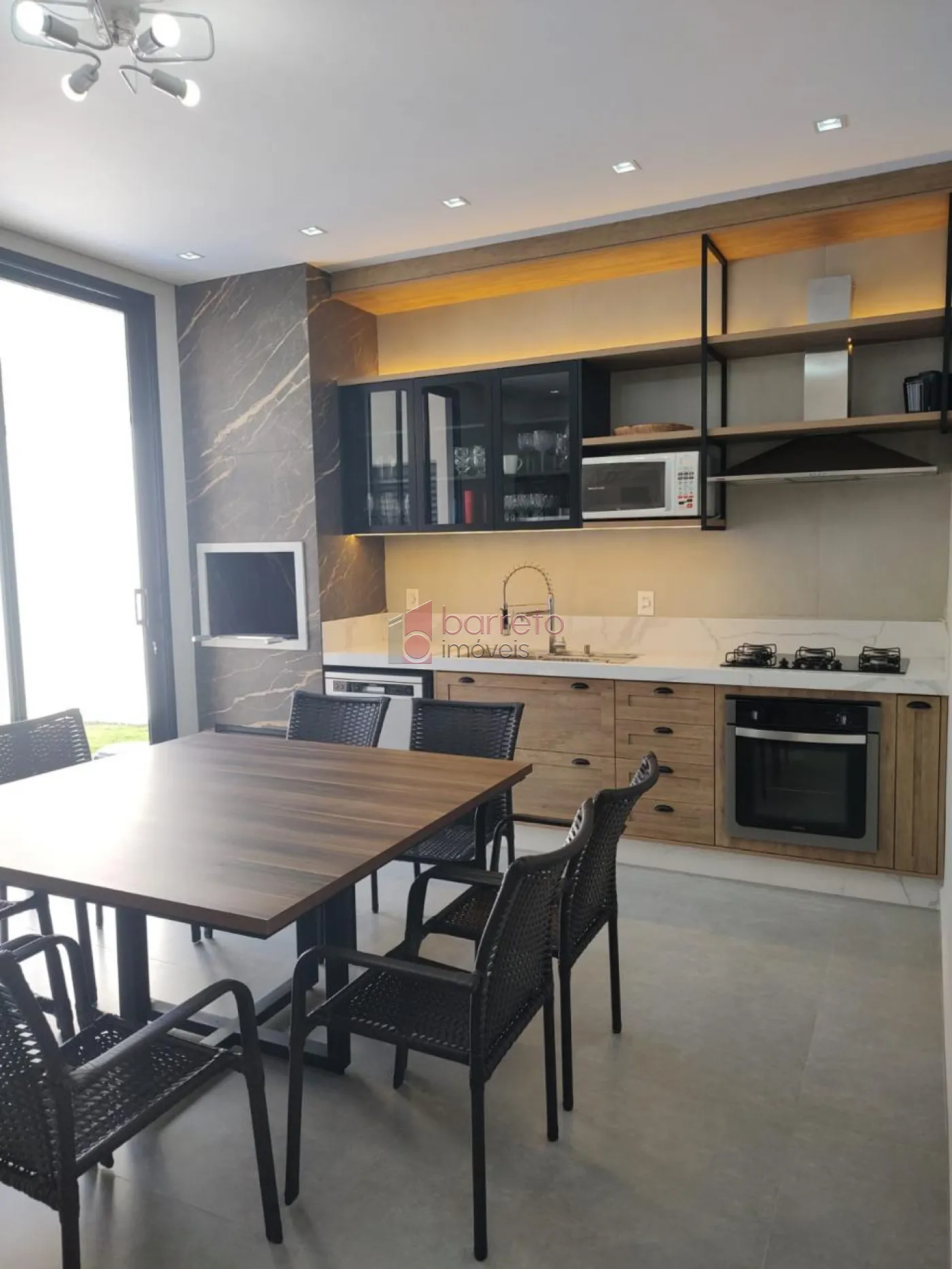 CASA COM PISCINA À VENDA NO CONDOMÍNIO RESERVA DOS VINHEDOS – LOUVEIRA/SP