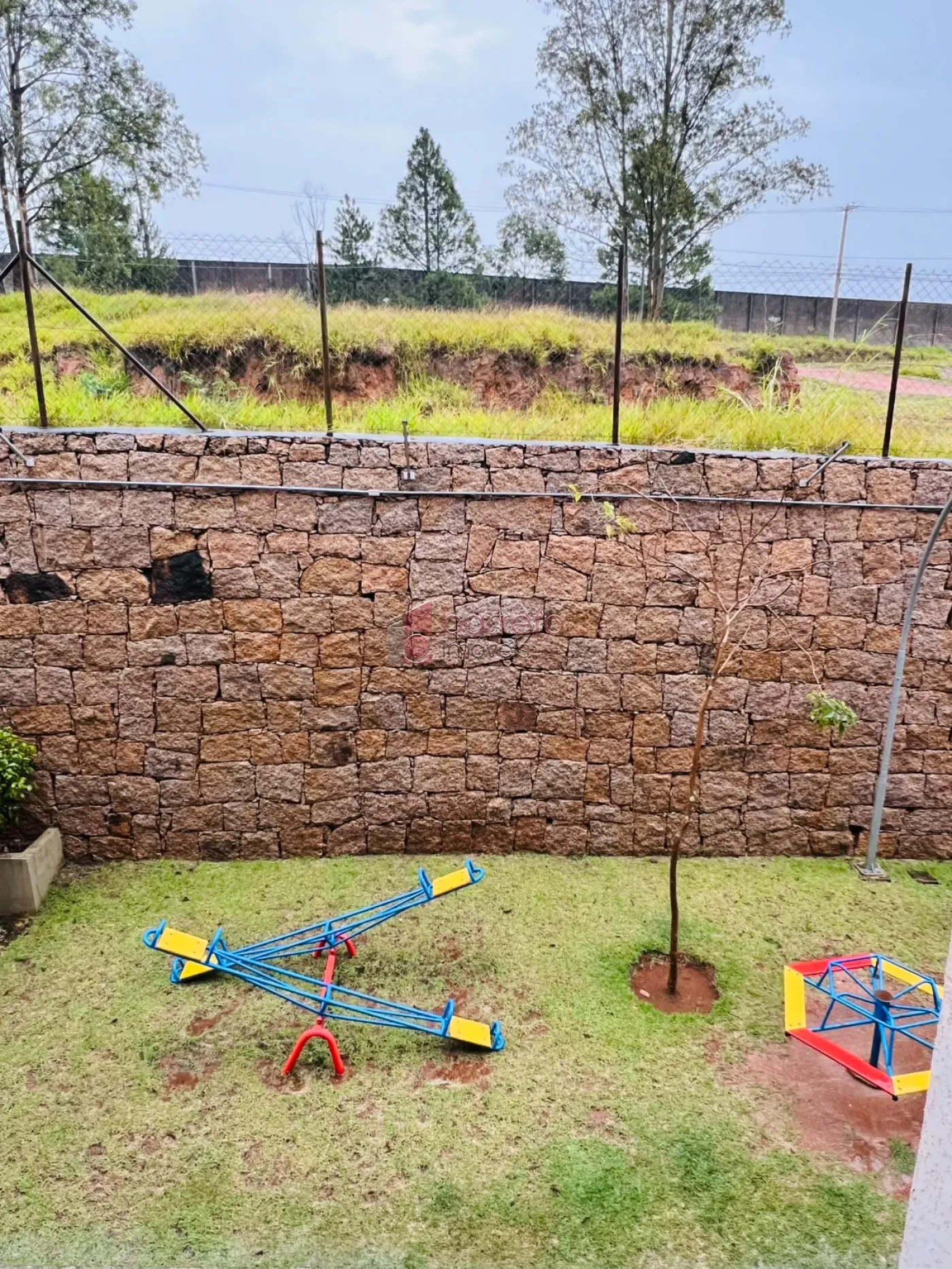 APARTAMENTO MOBILIADO PARA LOCAÇÃO NO RESIDENCIAL CAMÉLIA – JUNDIÁI/SP