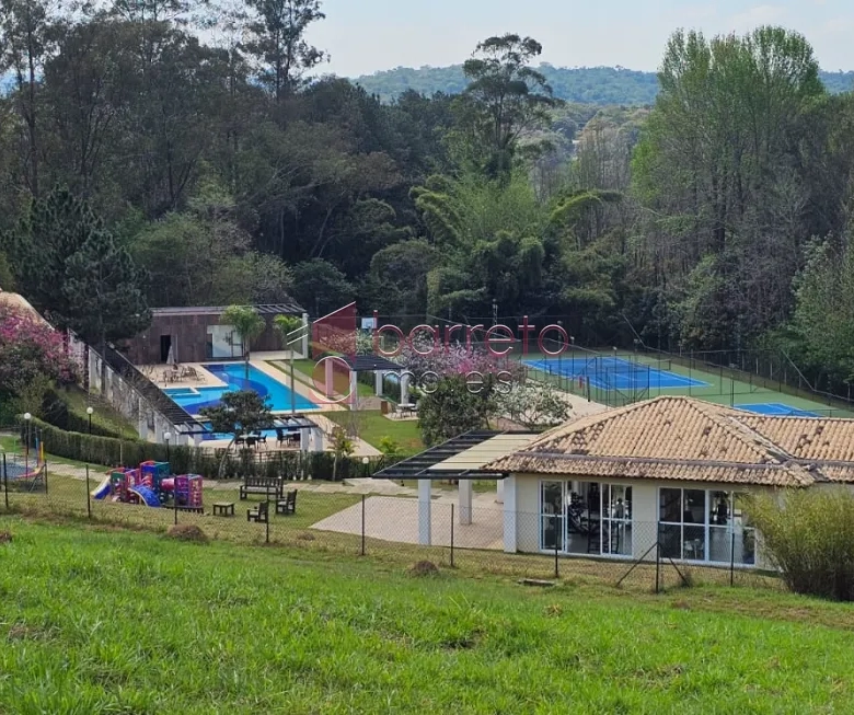 CASA TÉRREA DE ALTO PADRÃO COM 03 QUARTOS À VENDA NO CONDOMÍNIO TERRAS DO CAXAMBU – JUNDIAÍ/SP