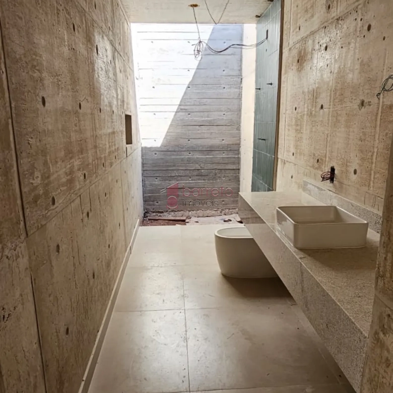 CASA TÉRREA DE ALTO PADRÃO COM 03 QUARTOS À VENDA NO CONDOMÍNIO TERRAS DO CAXAMBU – JUNDIAÍ/SP