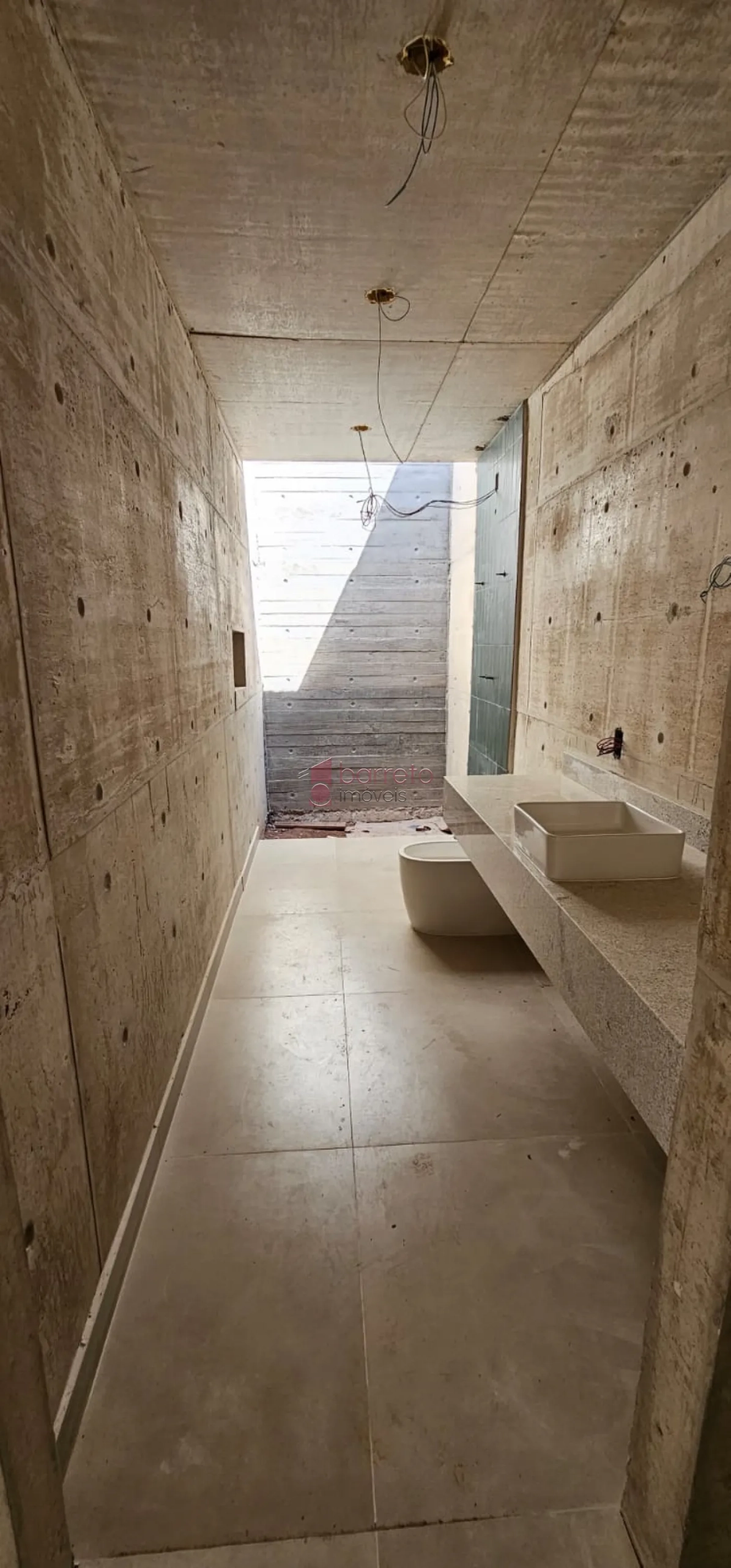 CASA TÉRREA DE ALTO PADRÃO COM 03 QUARTOS À VENDA NO CONDOMÍNIO TERRAS DO CAXAMBU – JUNDIAÍ/SP
