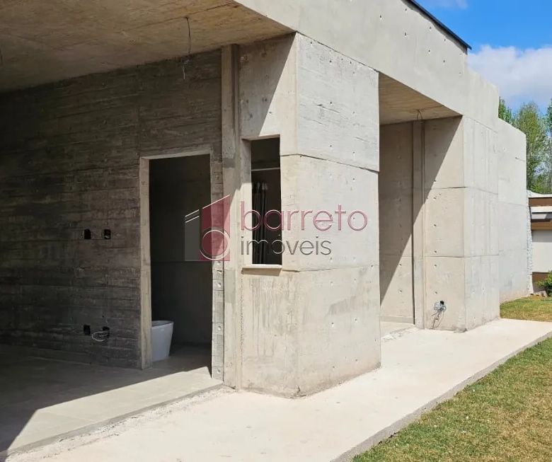 CASA TÉRREA DE ALTO PADRÃO COM 03 QUARTOS À VENDA NO CONDOMÍNIO TERRAS DO CAXAMBU – JUNDIAÍ/SP