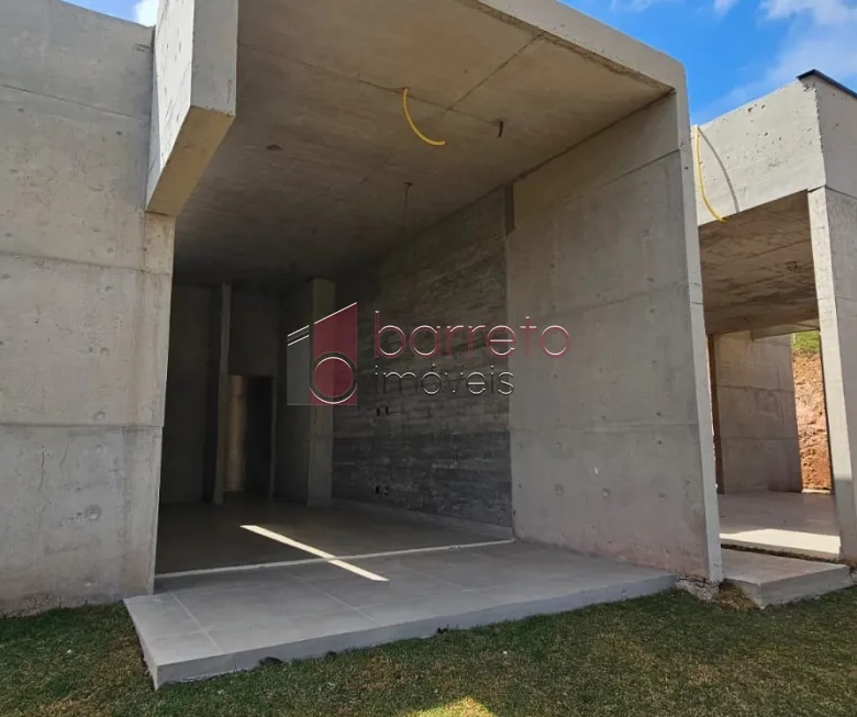 CASA TÉRREA DE ALTO PADRÃO COM 03 QUARTOS À VENDA NO CONDOMÍNIO TERRAS DO CAXAMBU – JUNDIAÍ/SP
