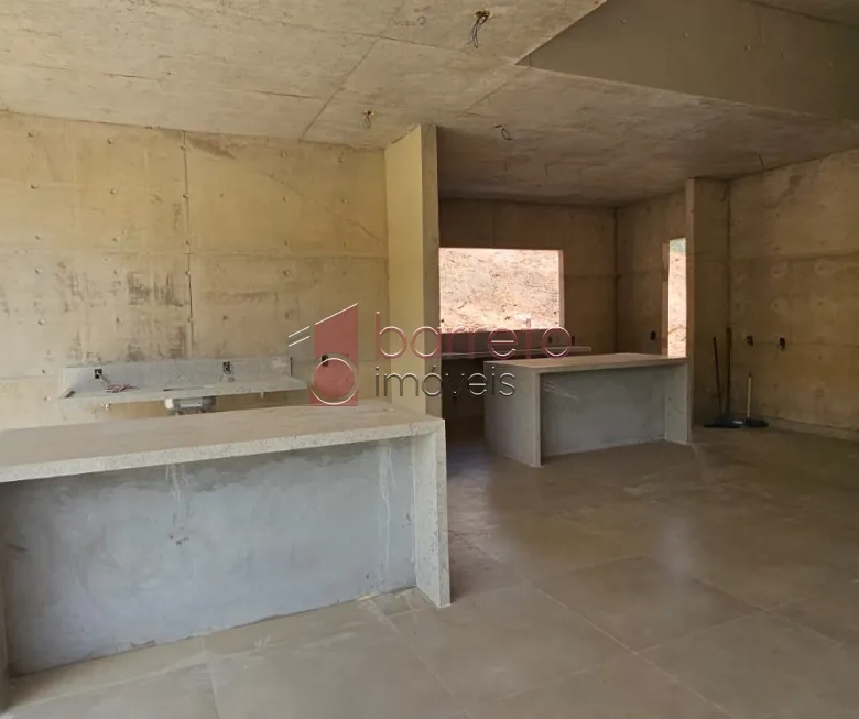 CASA TÉRREA DE ALTO PADRÃO COM 03 QUARTOS À VENDA NO CONDOMÍNIO TERRAS DO CAXAMBU – JUNDIAÍ/SP