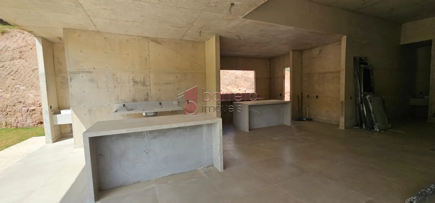 CASA TÉRREA DE ALTO PADRÃO COM 03 QUARTOS À VENDA NO CONDOMÍNIO TERRAS DO CAXAMBU – JUNDIAÍ/SP