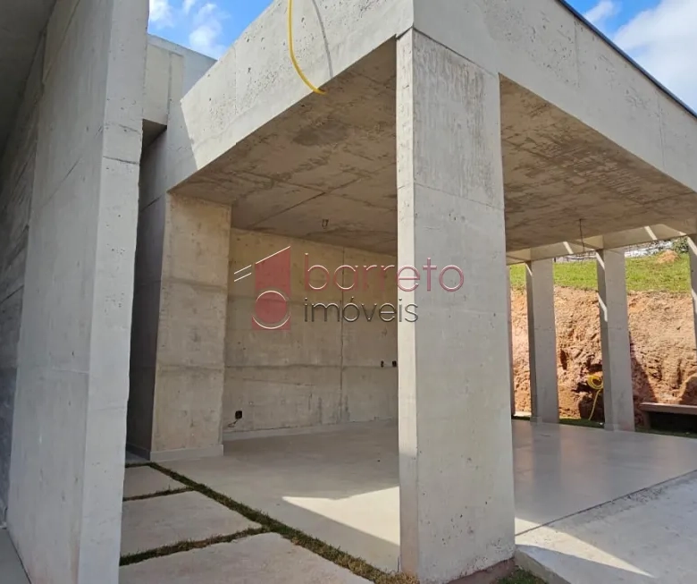 CASA TÉRREA DE ALTO PADRÃO COM 03 QUARTOS À VENDA NO CONDOMÍNIO TERRAS DO CAXAMBU – JUNDIAÍ/SP