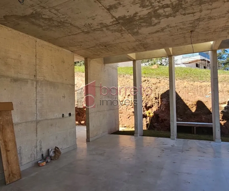 CASA TÉRREA DE ALTO PADRÃO COM 03 QUARTOS À VENDA NO CONDOMÍNIO TERRAS DO CAXAMBU – JUNDIAÍ/SP