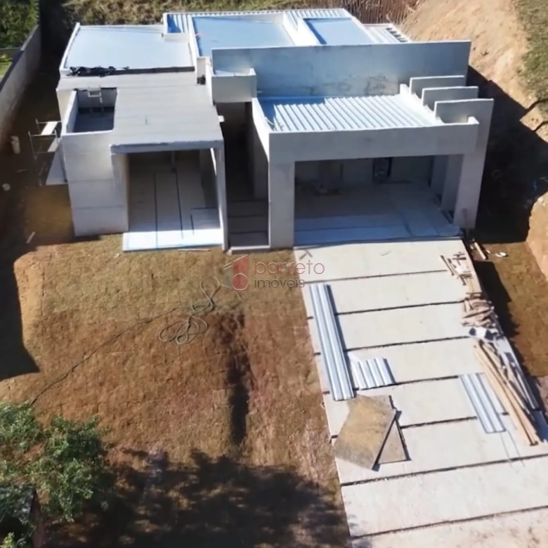 CASA TÉRREA DE ALTO PADRÃO COM 03 QUARTOS À VENDA NO CONDOMÍNIO TERRAS DO CAXAMBU – JUNDIAÍ/SP