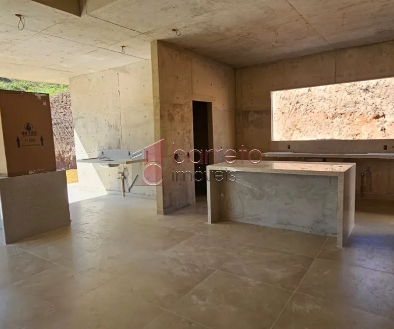 CASA TÉRREA DE ALTO PADRÃO COM 03 QUARTOS À VENDA NO CONDOMÍNIO TERRAS DO CAXAMBU – JUNDIAÍ/SP