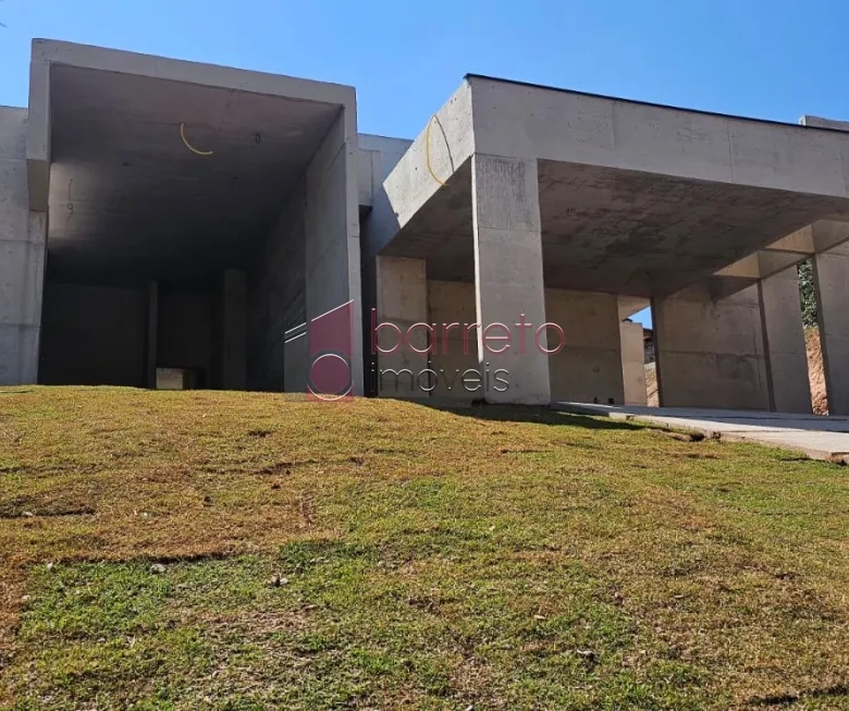 CASA TÉRREA DE ALTO PADRÃO COM 03 QUARTOS À VENDA NO CONDOMÍNIO TERRAS DO CAXAMBU – JUNDIAÍ/SP