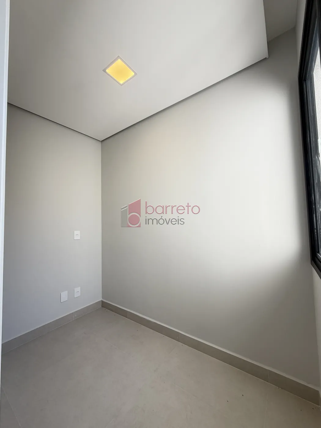 SOBRADO À VENDA – 03 QUARTOS – RESIDENCIAL DOS IPÊS – JUNDIAÍ/SP
