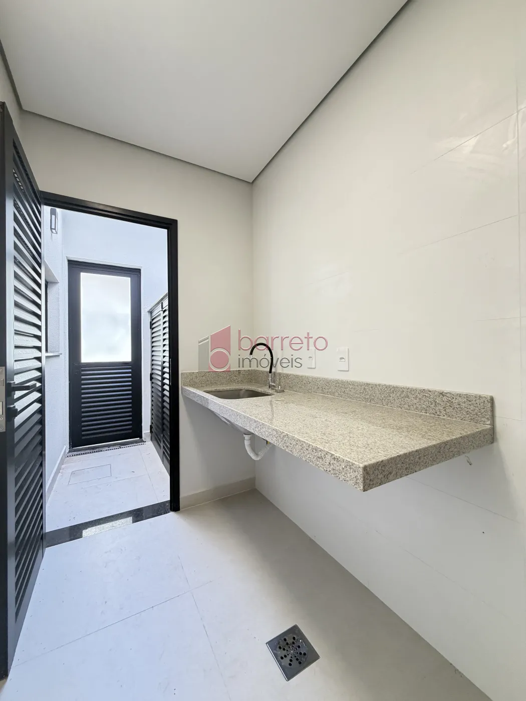 SOBRADO À VENDA – 03 QUARTOS – RESIDENCIAL DOS IPÊS – JUNDIAÍ/SP