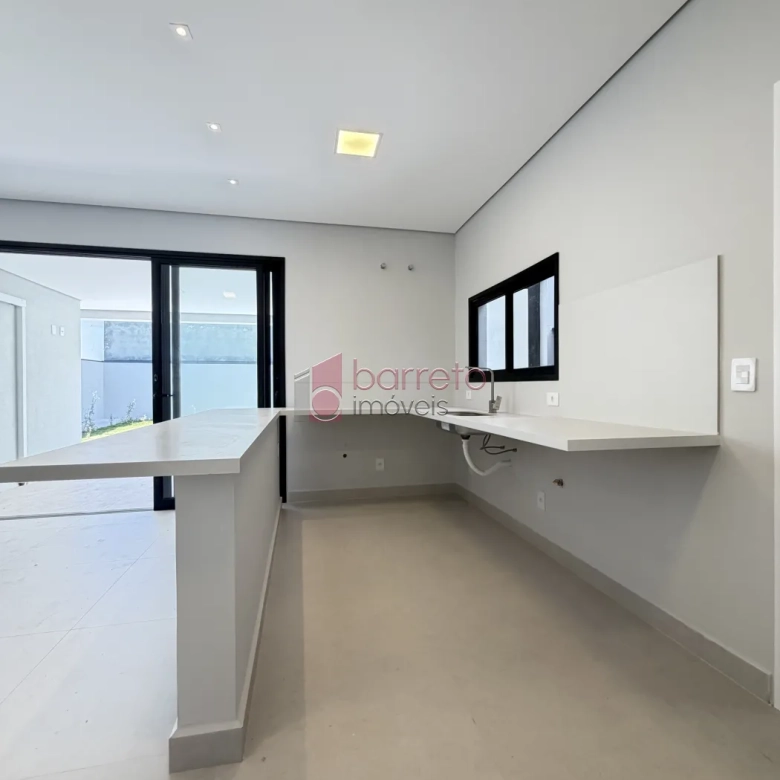 SOBRADO À VENDA – 03 QUARTOS – RESIDENCIAL DOS IPÊS – JUNDIAÍ/SP