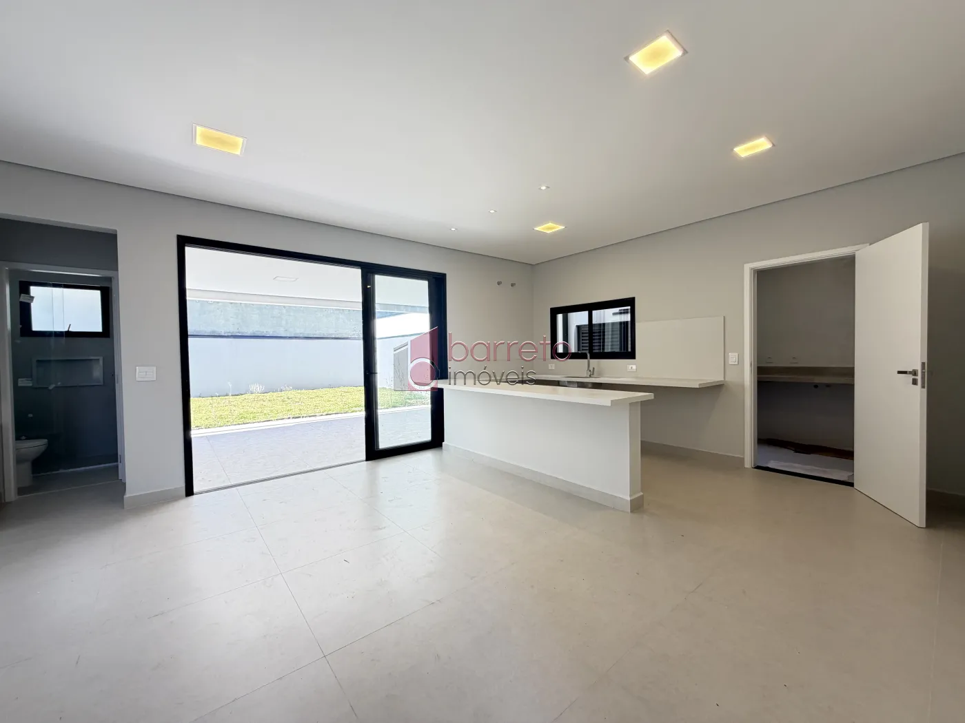 SOBRADO À VENDA – 03 QUARTOS – RESIDENCIAL DOS IPÊS – JUNDIAÍ/SP