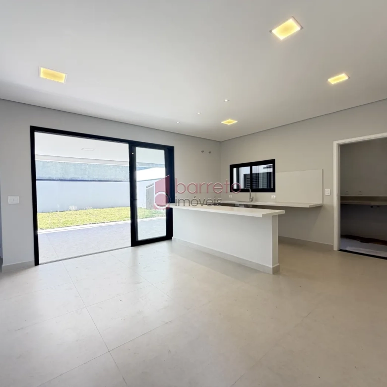 SOBRADO À VENDA – 03 QUARTOS – RESIDENCIAL DOS IPÊS – JUNDIAÍ/SP