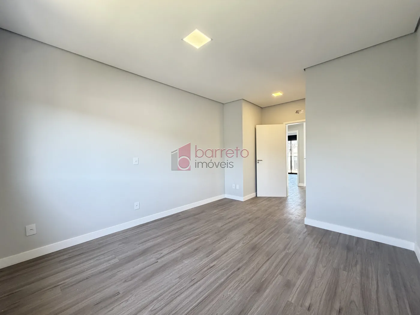SOBRADO À VENDA – 03 QUARTOS – RESIDENCIAL DOS IPÊS – JUNDIAÍ/SP