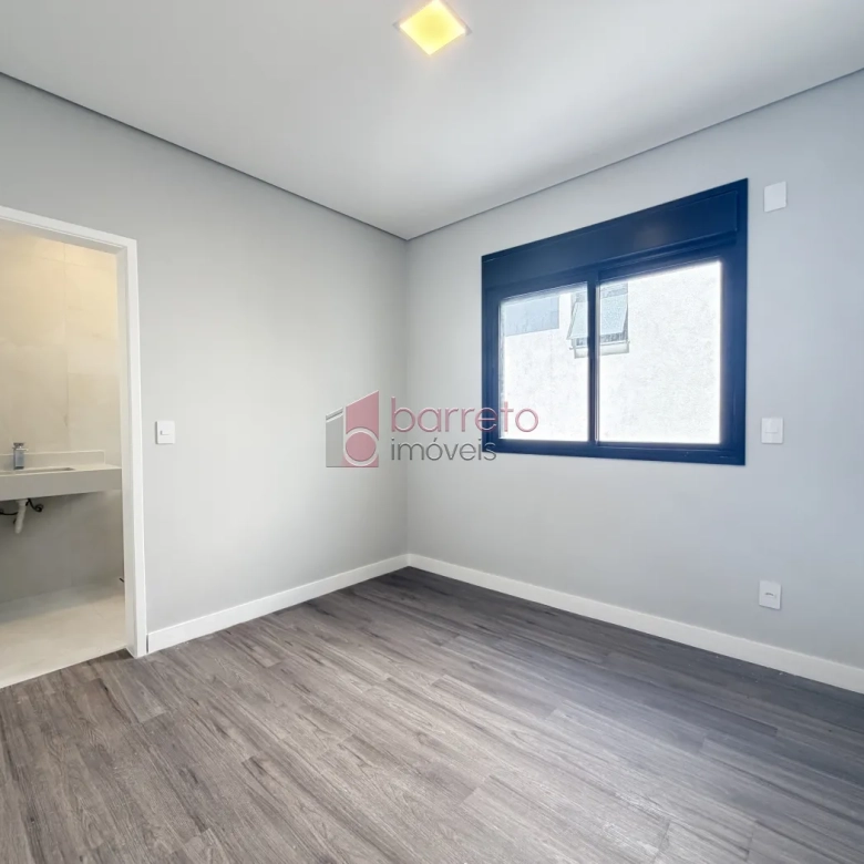 SOBRADO À VENDA – 03 QUARTOS – RESIDENCIAL DOS IPÊS – JUNDIAÍ/SP