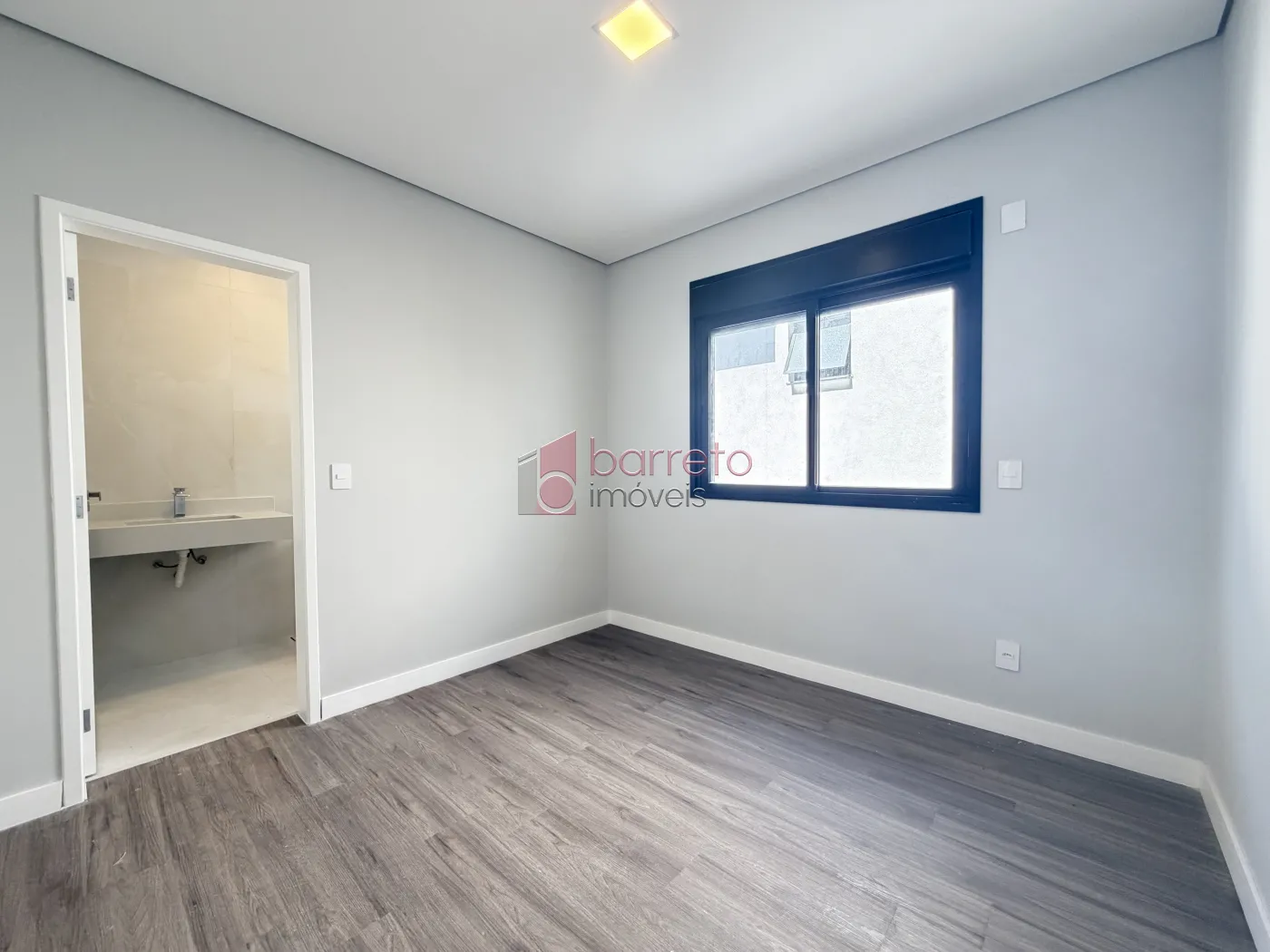 SOBRADO À VENDA – 03 QUARTOS – RESIDENCIAL DOS IPÊS – JUNDIAÍ/SP