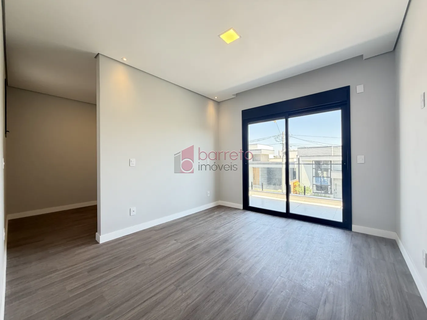 SOBRADO À VENDA – 03 QUARTOS – RESIDENCIAL DOS IPÊS – JUNDIAÍ/SP