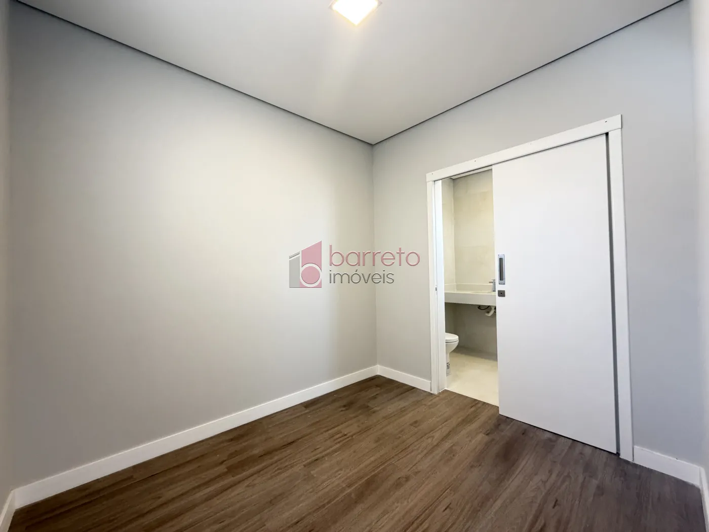 SOBRADO À VENDA – 03 QUARTOS – RESIDENCIAL DOS IPÊS – JUNDIAÍ/SP