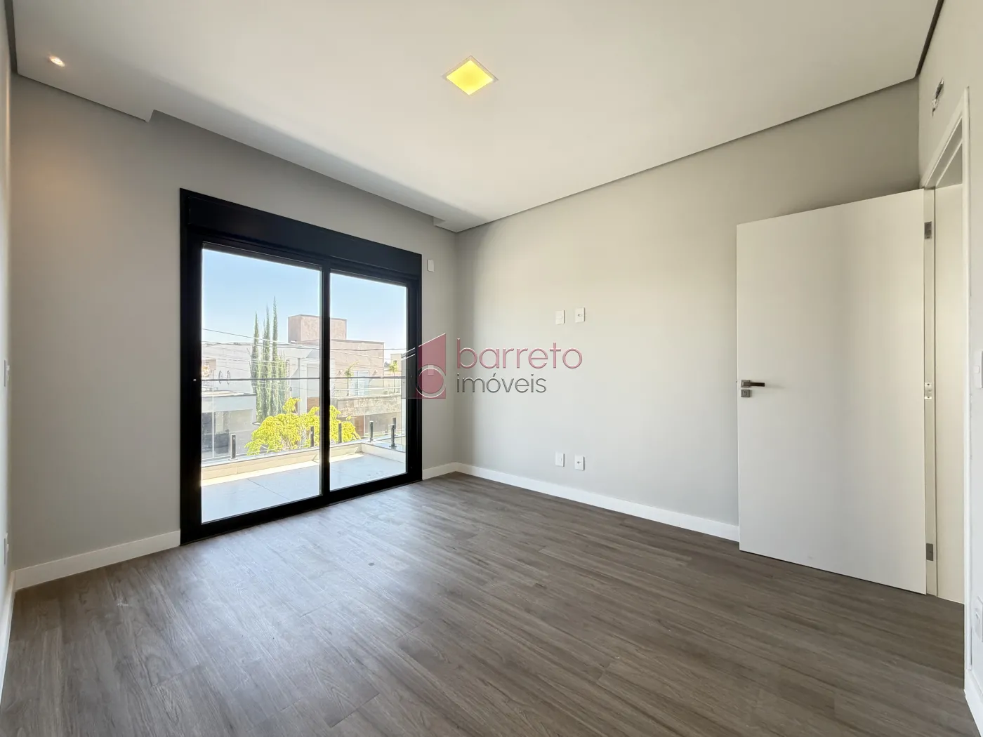 SOBRADO À VENDA – 03 QUARTOS – RESIDENCIAL DOS IPÊS – JUNDIAÍ/SP