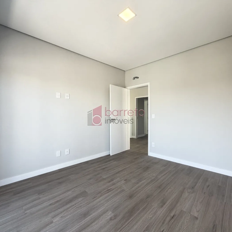 SOBRADO À VENDA – 03 QUARTOS – RESIDENCIAL DOS IPÊS – JUNDIAÍ/SP