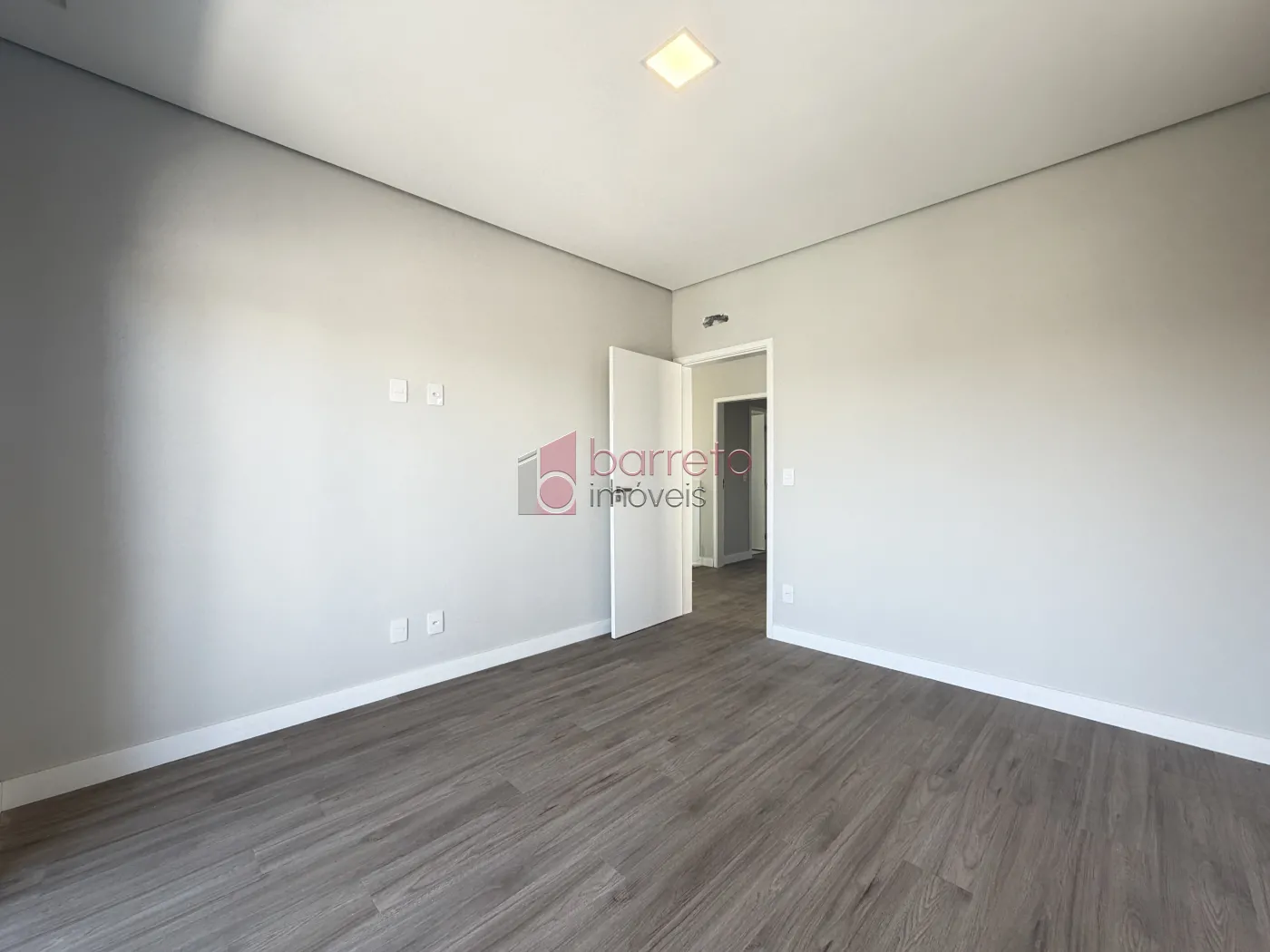 SOBRADO À VENDA – 03 QUARTOS – RESIDENCIAL DOS IPÊS – JUNDIAÍ/SP