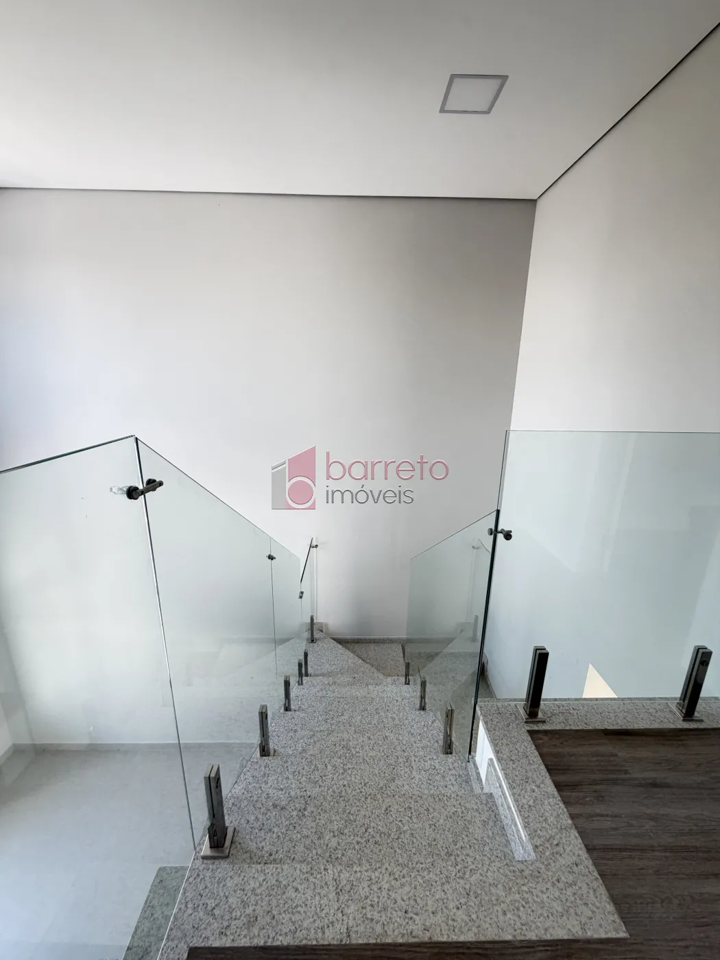SOBRADO À VENDA – 03 QUARTOS – RESIDENCIAL DOS IPÊS – JUNDIAÍ/SP
