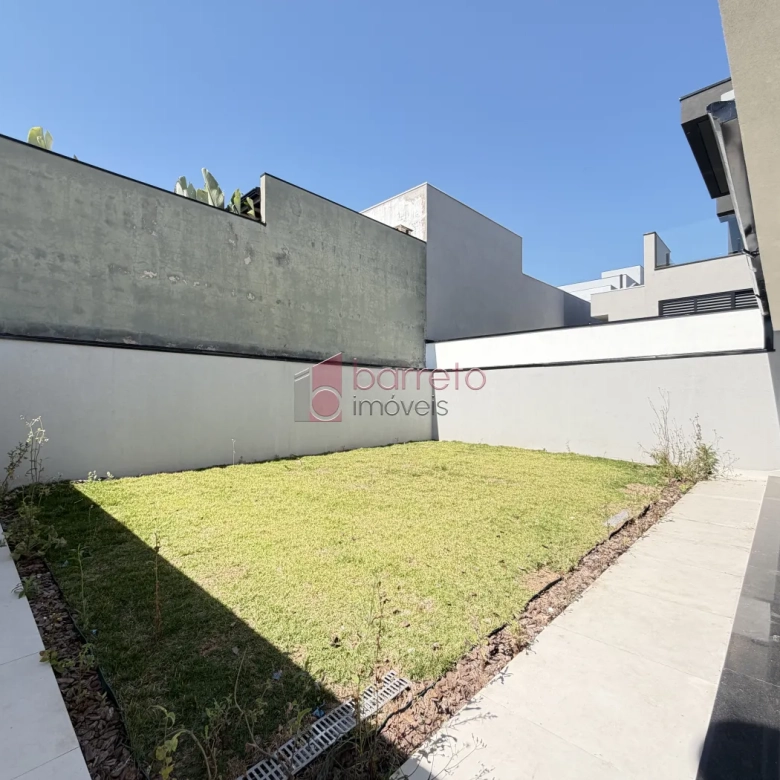 SOBRADO À VENDA – 03 QUARTOS – RESIDENCIAL DOS IPÊS – JUNDIAÍ/SP