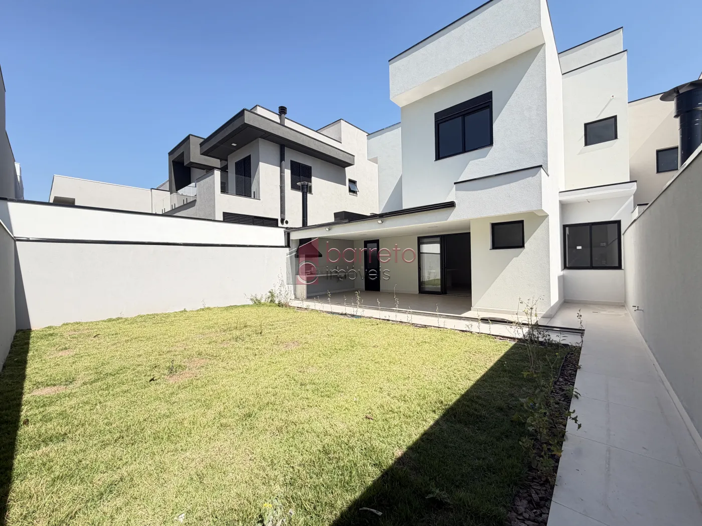 SOBRADO À VENDA – 03 QUARTOS – RESIDENCIAL DOS IPÊS – JUNDIAÍ/SP