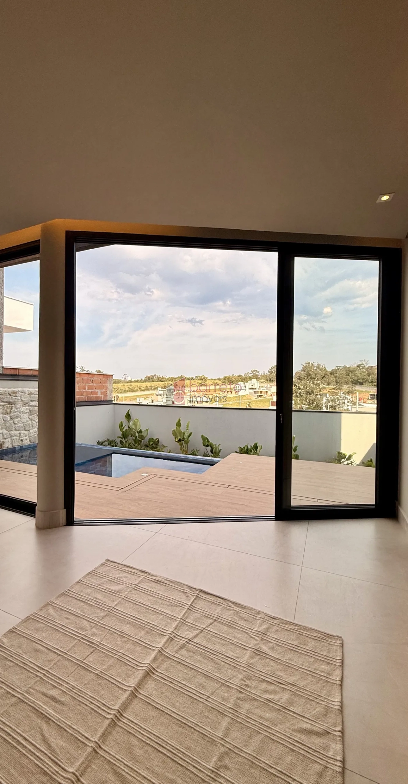 CASA MOBILIADA COM 03 SUÍTES À VENDA NO RESIDENCIAL LAGO AZUL – RECANTO QUARTO CENTENÁRIO – JUNDIAÍ/SP