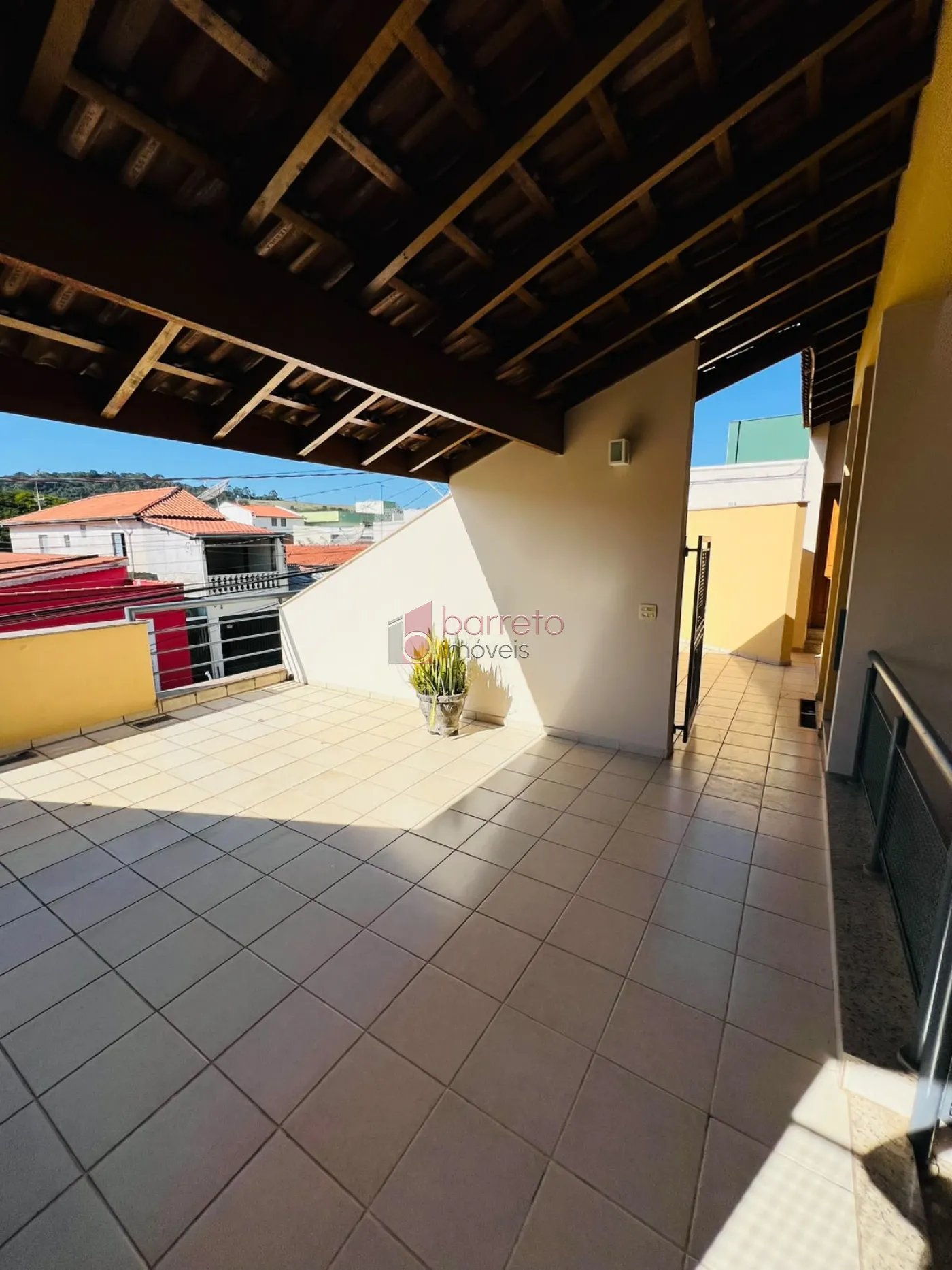 CASA NO PISO SUPERIOR PARA LOCAÇÃO E A VENDA NO BAIRRO VILA RIO BRANCO – JUNDIAÍ/SP