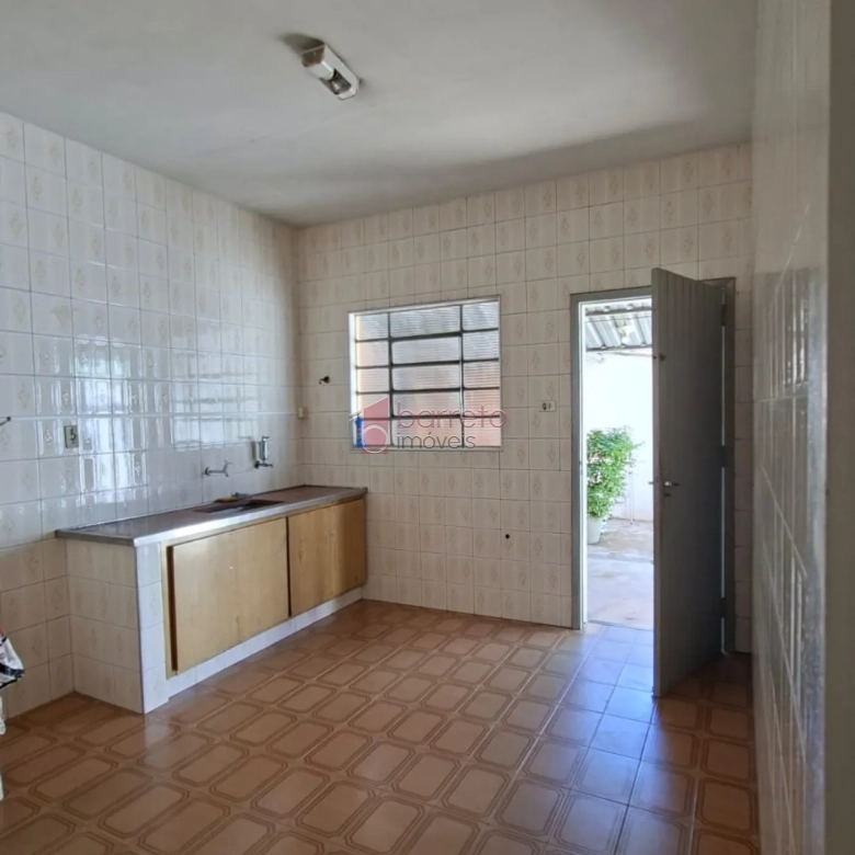 CASA COM EDÍCULA À VENDA NO BAIRRO VIANELO EM JUNDIAÍ/SP