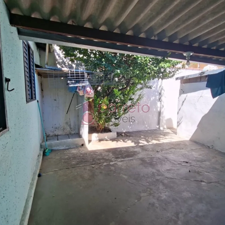 CASA COM EDÍCULA À VENDA NO BAIRRO VIANELO EM JUNDIAÍ/SP