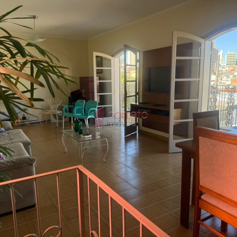 CASA À VENDA COM TERRENO DE 262M² NO BAIRRO VIANELO EM JUNDIAÍ-SP