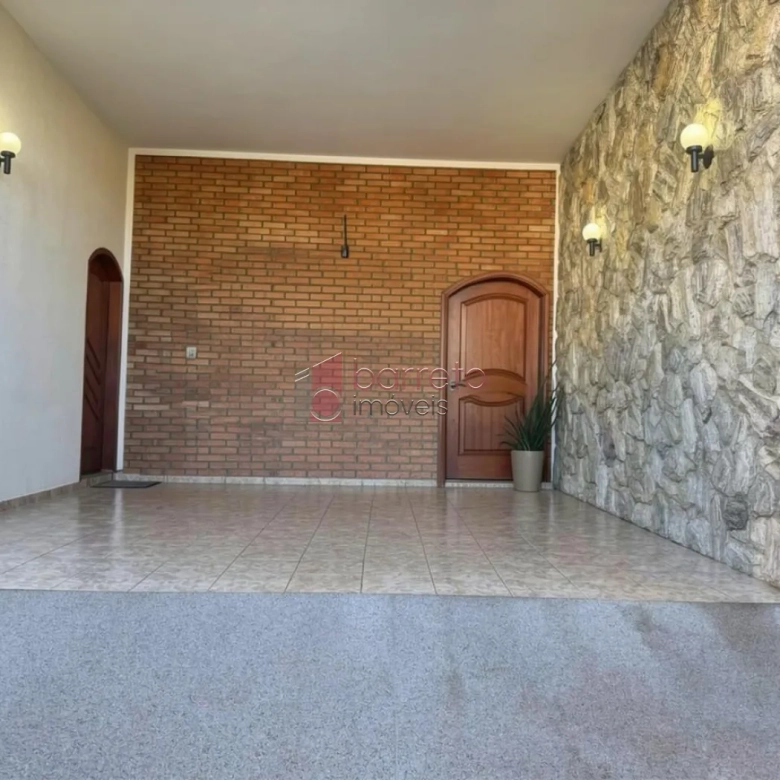 CASA À VENDA COM TERRENO DE 262M² NO BAIRRO VIANELO EM JUNDIAÍ-SP