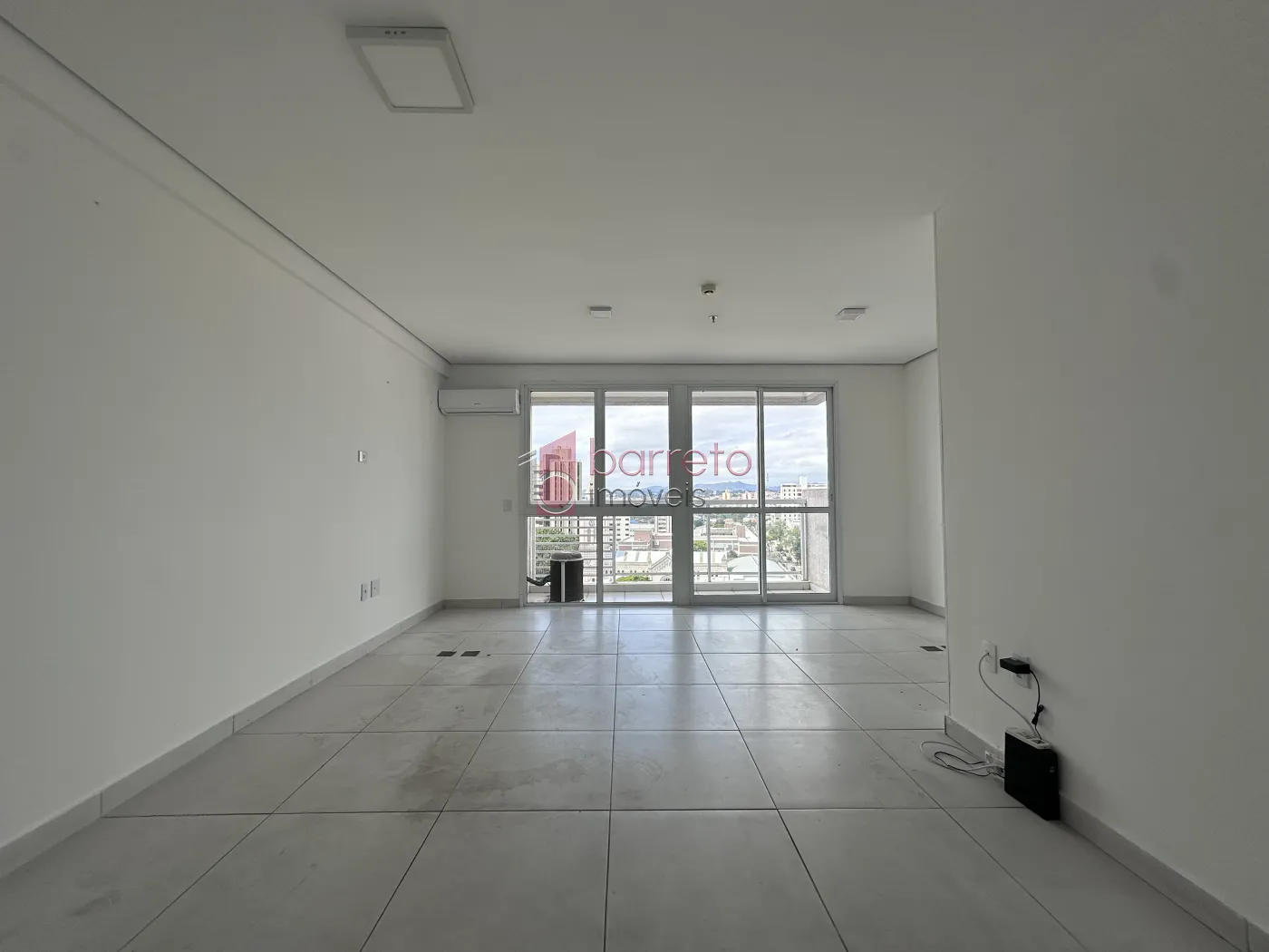 SALA COMERCIAL PARA LOCAÇÃO NO EDIFÍCIO IN DESIGN OFFICE – JUNDIAÍ/SP