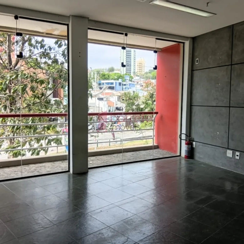 SALA COMERCIAL PARA LOCAÇÃO NO EDIFÍCIO CENTRO EMPRESARIAL NOVE DE JULHO – JUNDIAÍ/SP