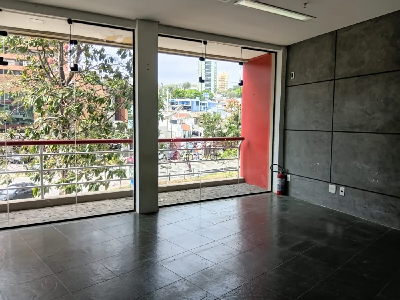 SALA COMERCIAL PARA LOCAÇÃO NO EDIFÍCIO CENTRO EMPRESARIAL NOVE DE JULHO – JUNDIAÍ/SP