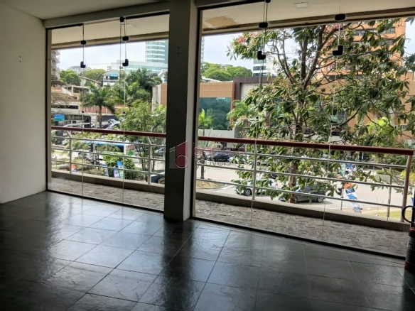 SALA COMERCIAL PARA LOCAÇÃO NO EDIFÍCIO CENTRO EMPRESARIAL NOVE DE JULHO – JUNDIAÍ/SP