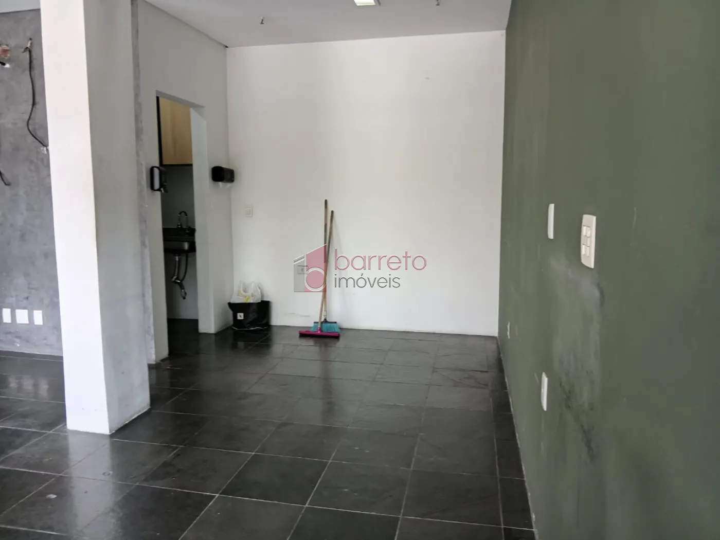SALA COMERCIAL PARA LOCAÇÃO NO EDIFÍCIO CENTRO EMPRESARIAL NOVE DE JULHO – JUNDIAÍ/SP