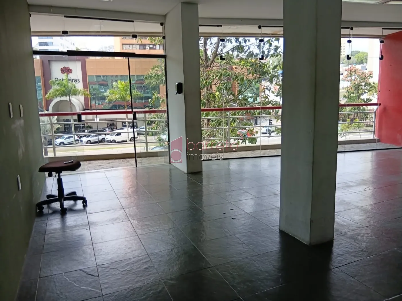 SALA COMERCIAL PARA LOCAÇÃO NO EDIFÍCIO CENTRO EMPRESARIAL NOVE DE JULHO – JUNDIAÍ/SP